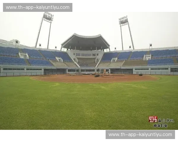 体育综合报道的全景叙事：从赛场到屏幕的情感连接